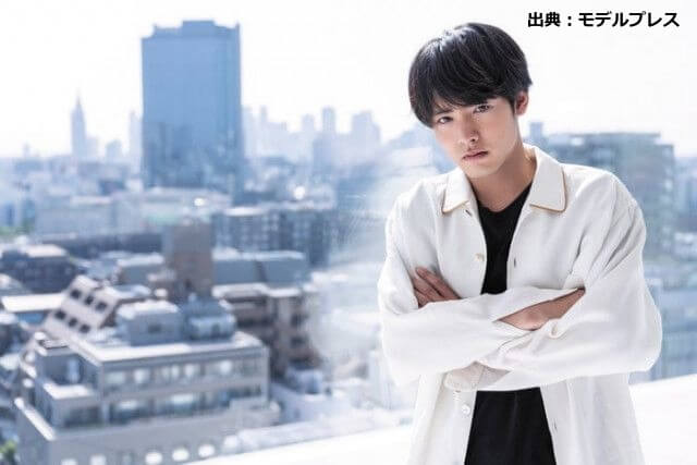 腕を組む赤楚衛二