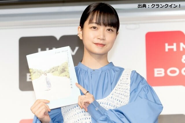 手にものを持っている深川麻衣