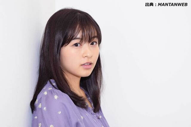 上目遣いでこちらを見る森七菜