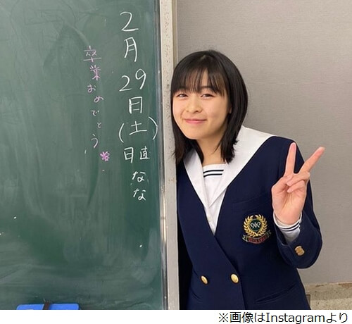 学校でピースをする森七菜