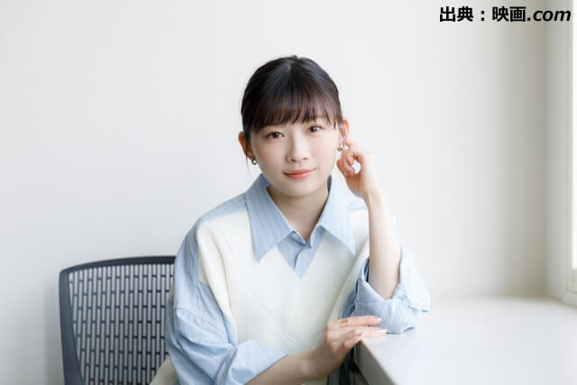 カメラに向かってポーズを決める伊藤沙莉