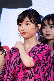 舞台挨拶をする伊藤沙莉