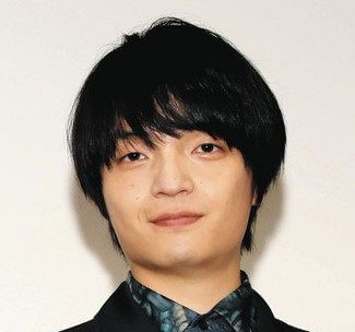 正面から見た岡山天音