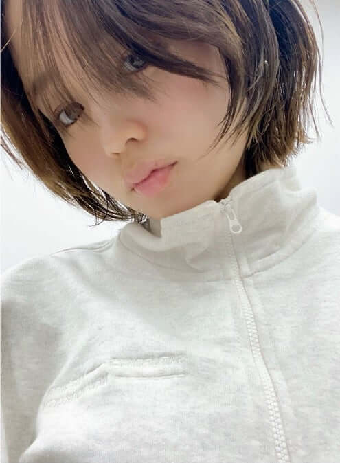 クールな表情の藤原さくら