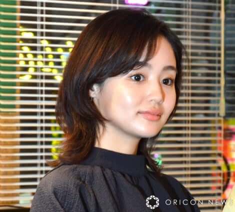 記者会見に臨む藤原さくら
