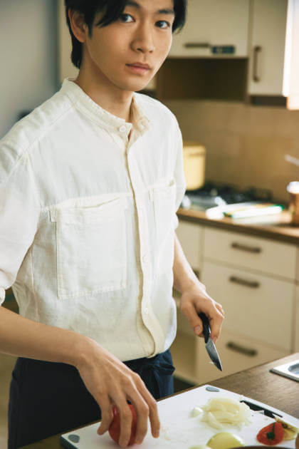 料理をする松下洸平