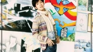 自分で描いた絵を背景にして写真に収まる松下洸平