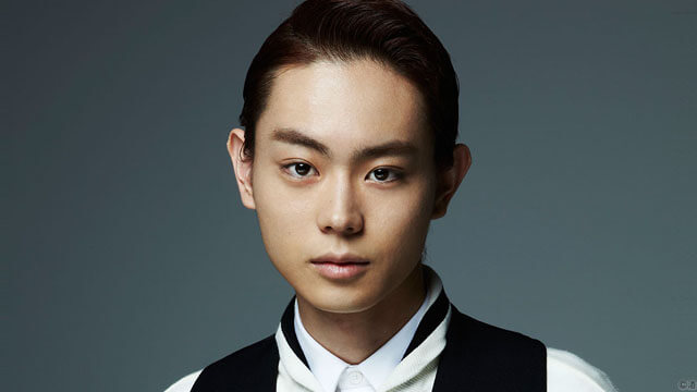 正面を向いた菅田将暉