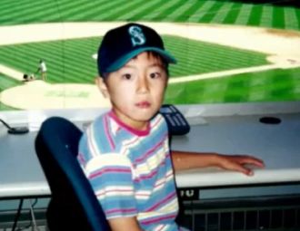 野球を見る幼少期の間宮祥太朗