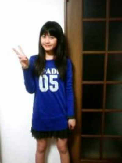 デビュー当時、ピースをしてカメラに収まる西野実見