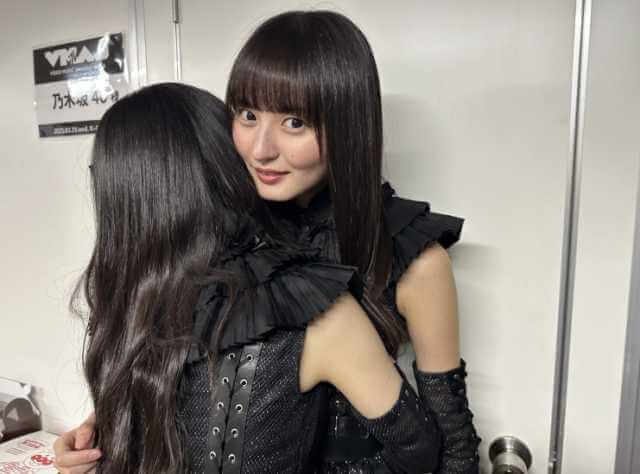 一ノ瀬美空に抱きつかれる遠藤さくら