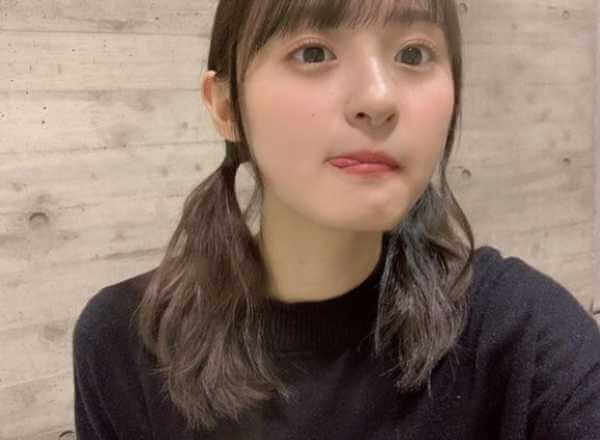 舌を出している遠藤さくら