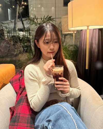 ストローで飲み物を飲む森山未唯