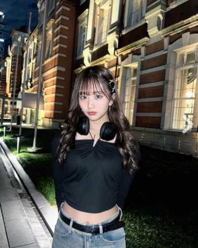 夜の街でカメラに写る森脇梨々夏