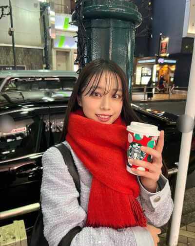 スターバックスのドリンクを持つ森山未唯