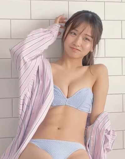 カメラの前でポーズを決める森脇梨々夏