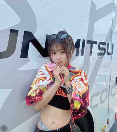 車両の横でイベント衣装に身を包んで写真に収まる森脇梨々夏