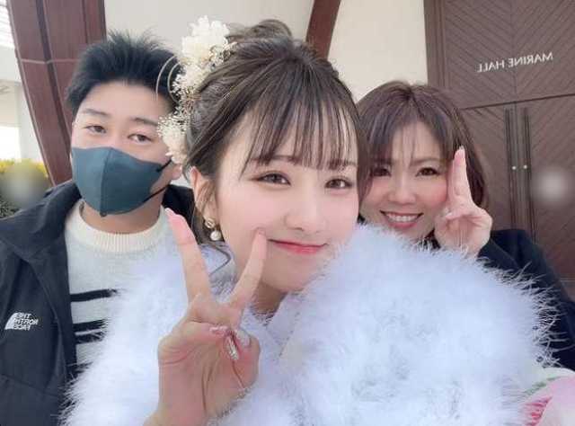 成人式で晴れ着を着る森脇梨々夏と両親のスリーショット