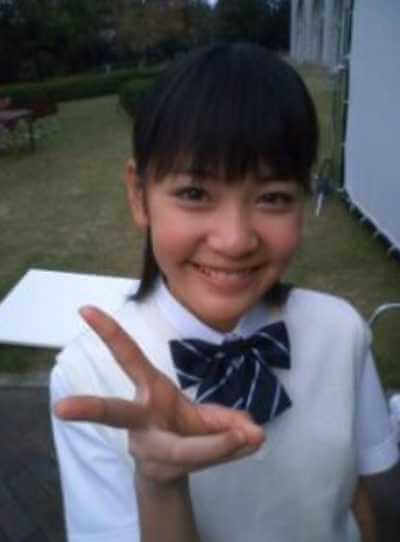 ピースをする学生時代の西野実見