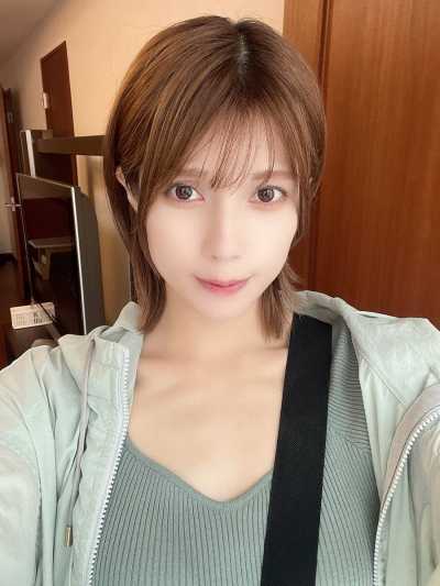 スマホのカメラで自撮りをする井川瑠音